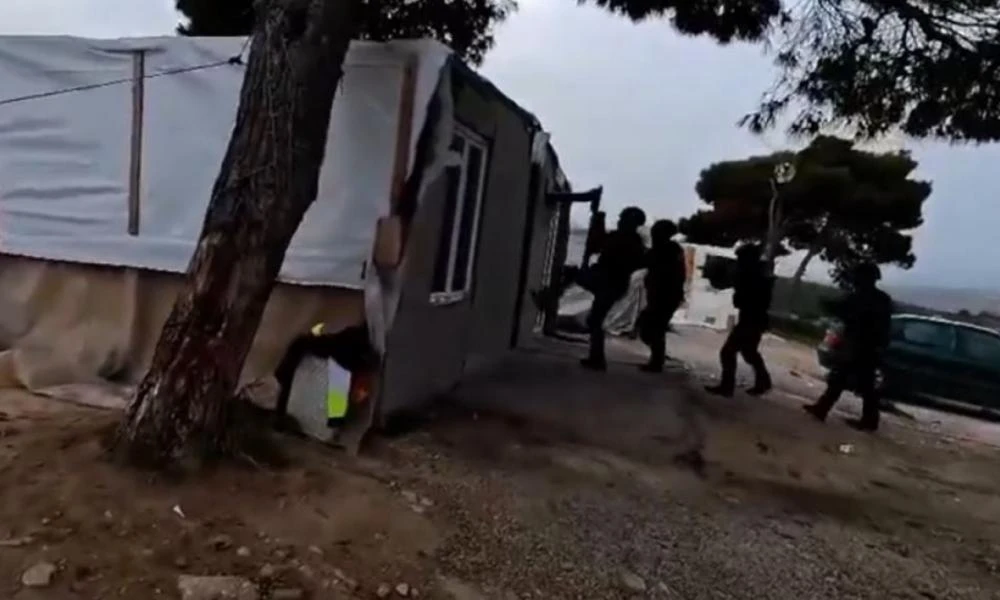 ΕΛ.ΑΣ.: Στα "πράσα" συμμορία που είχε ρημάξει οχήματα και καταστήματα στα Μεσόγεια - 3 συλλήψεις (βίντεο)